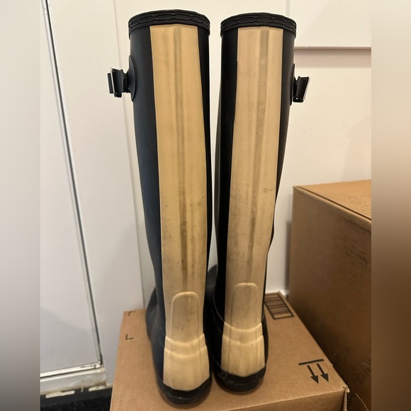 Hunter rain boots size 8 - Picture 3 of 5